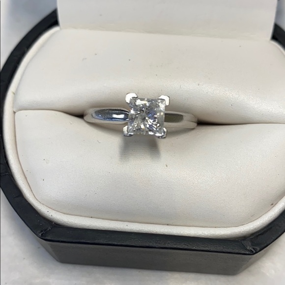 Diamond Solitaire engagement Ring - Picture 2 of 6